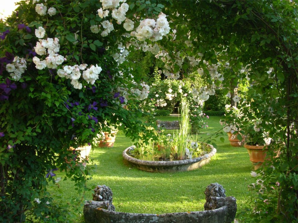 Archi di rose e clematidi nel giardino del castello
